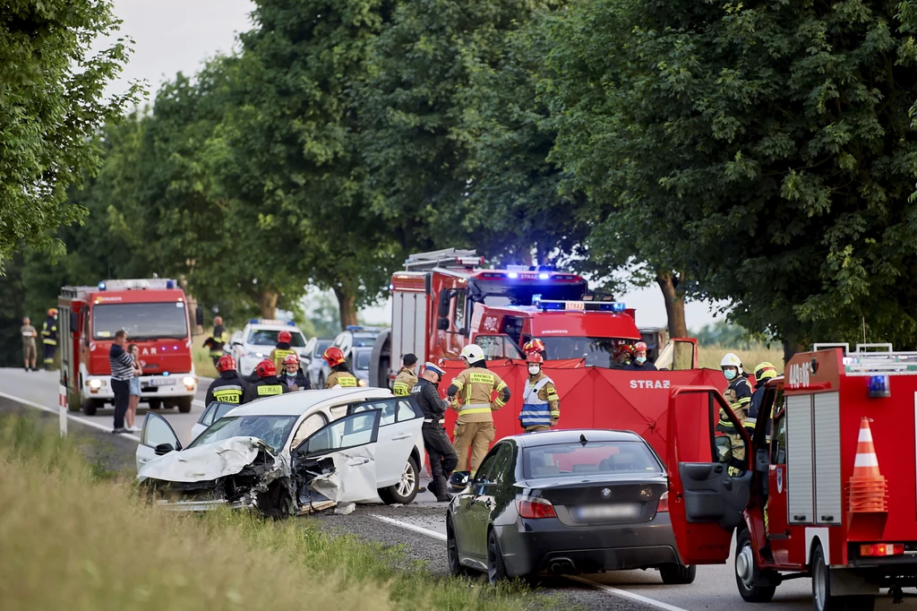 Do tragedii doszło również w niedzielę. W zderzeniu trzech aut na dk20 zginęły trzy osoby: kobieta, mężczyzna i 16-letnia dziewczyna.