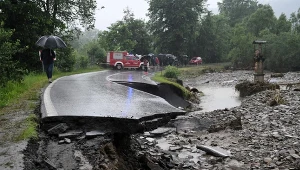 Zniszczona przez powódź droga we wsi Weglówka w Małopolsce