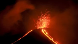 Erupcja wulkanu Pacaya: Chmury ognia i gazu nad Gwatemalą