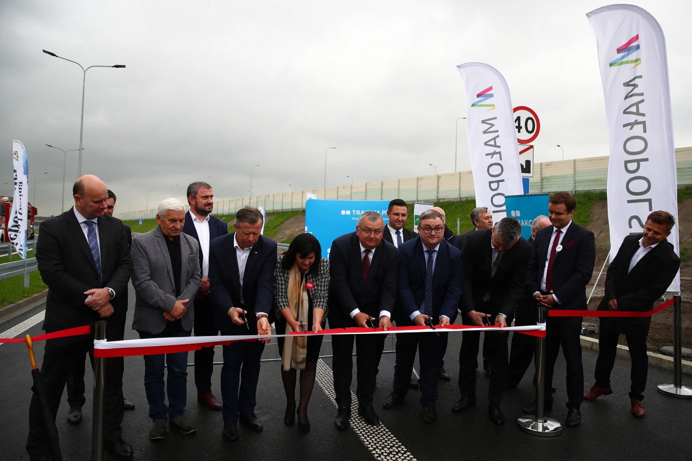 To tylko węzeł. Ale że jest kampania, to na miejscu obrodziło w działaczy PIS. Nie zaproszono za to lokalnych samorządowców, którzy od lat zabiegali o tę inwestycję To tylko węzeł. Ale że jest kampania, to na miejscu obrodziło w działaczy PIS. Nie zaproszono za to lokalnych samorządowców, którzy od lat zabiegali o tę inwestycję