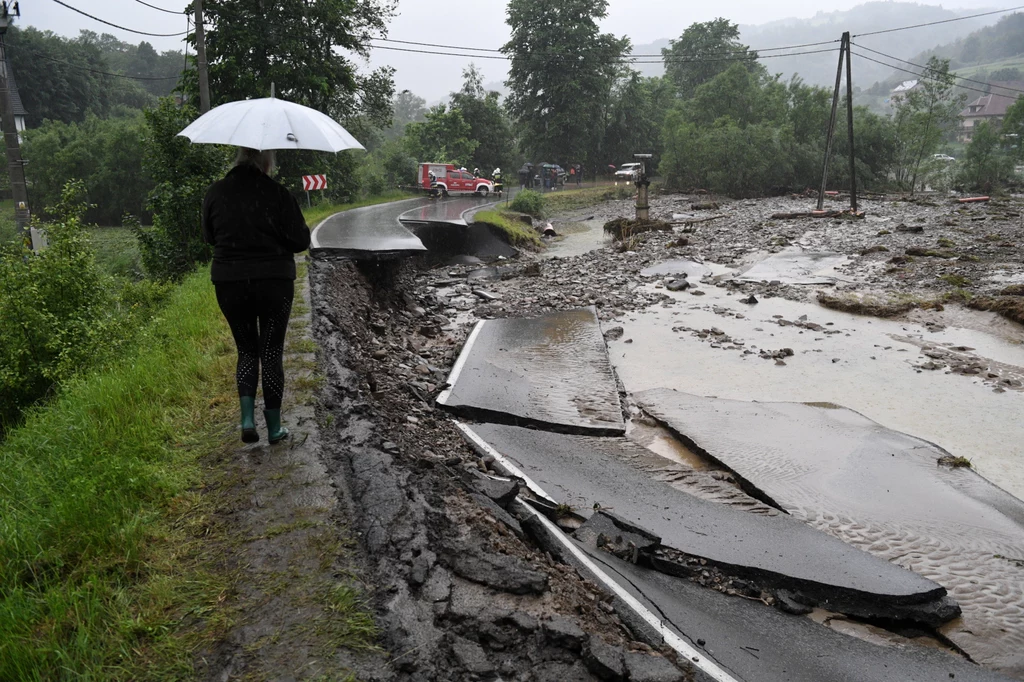 Na tej samej drodze powiatowej podmyty i wyłączony z użytkowania jest jeszcze jeden most, a w całej gminie zniszczonych zostało szereg małych mostków na drogach gminnych prowadzących do osiedli. Na tej samej drodze powiatowej podmyty i wyłączony z użytkowania jest jeszcze jeden most, a w całej gminie zniszczonych zostało szereg małych mostków na drogach gminnych prowadzących do osiedli.