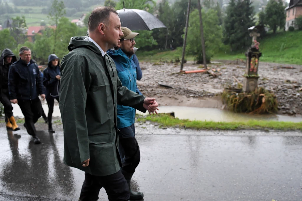 Do gminy Wiśniowa przyjechał Andrzej Duda. Prezydent przybył z Pcimia, gdzie wraz z szefem resortu infrastruktury Andrzejem Adamczykiem spotkał się z lokalnymi władzami, pracującymi na miejscu służbami i mieszkańcami. Źródło tekstu: PAP Do gminy Wiśniowa przyjechał Andrzej Duda. Prezydent przybył z Pcimia, gdzie wraz z szefem resortu infrastruktury Andrzejem Adamczykiem spotkał się z lokalnymi władzami, pracującymi na miejscu służbami i mieszkańcami. Źródło tekstu: PAP
