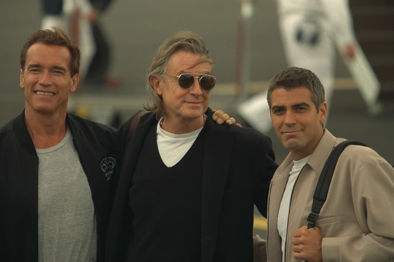 Pracował z największymi gwiazdami Hollywood. Joel Schumacher (C) z Arnoldem Schwarzeneggerem (L) i Goerge'em Clooneyem (P) Pracował z największymi gwiazdami Hollywood. Joel Schumacher (C) z Arnoldem Schwarzeneggerem (L) i Goerge'em Clooneyem (P)