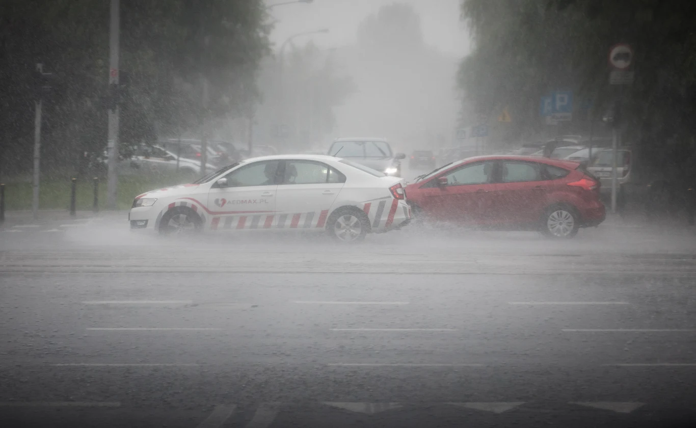 IMGW podniosło dla niektórych powiatów poziom ostrzeżenia do najwyższego trzeciego stopnia. Obowiązuje on obecnie w Warszawie oraz powiatach: legionowskim, wołomińskim, mińskim, otwockim, garwolińskim, kozienickim, piaseczyńskim, zwoleńskim i lipskim.