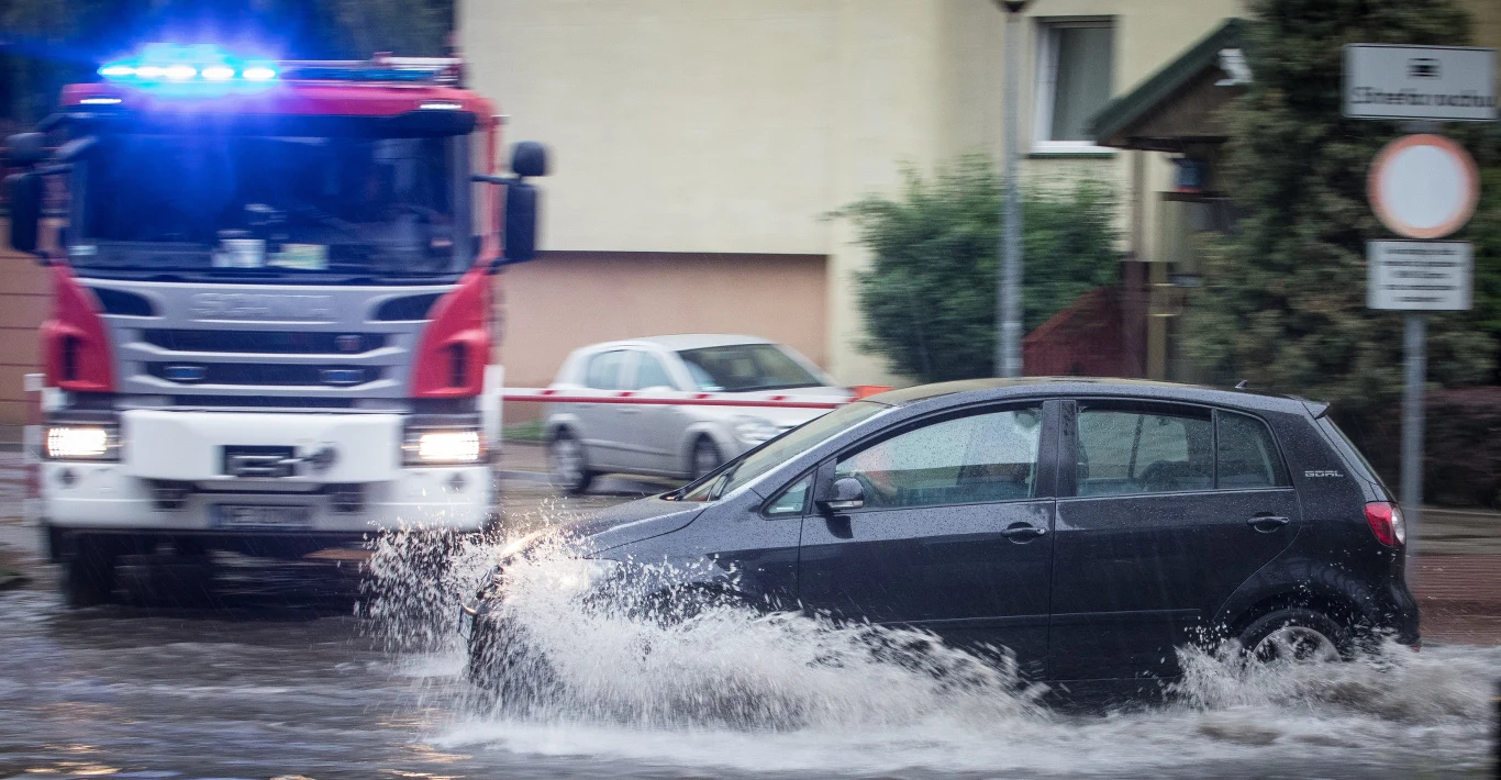 Z informacji st. kpt. Michała Konopki z komendy miejskiej PSP w Warszawie wynika, że zgłoszenia z terenu Warszawy cały czas napływają do straży."Aktualnie najwięcej pracy mamy we Włochach, wcześniej na Bielanach. Najczęściej zgłoszenia dotyczą zalanych posesji, piwnic, garaży podziemnych, a także powalonych drzew na drogi i chodniki" - poinformował.