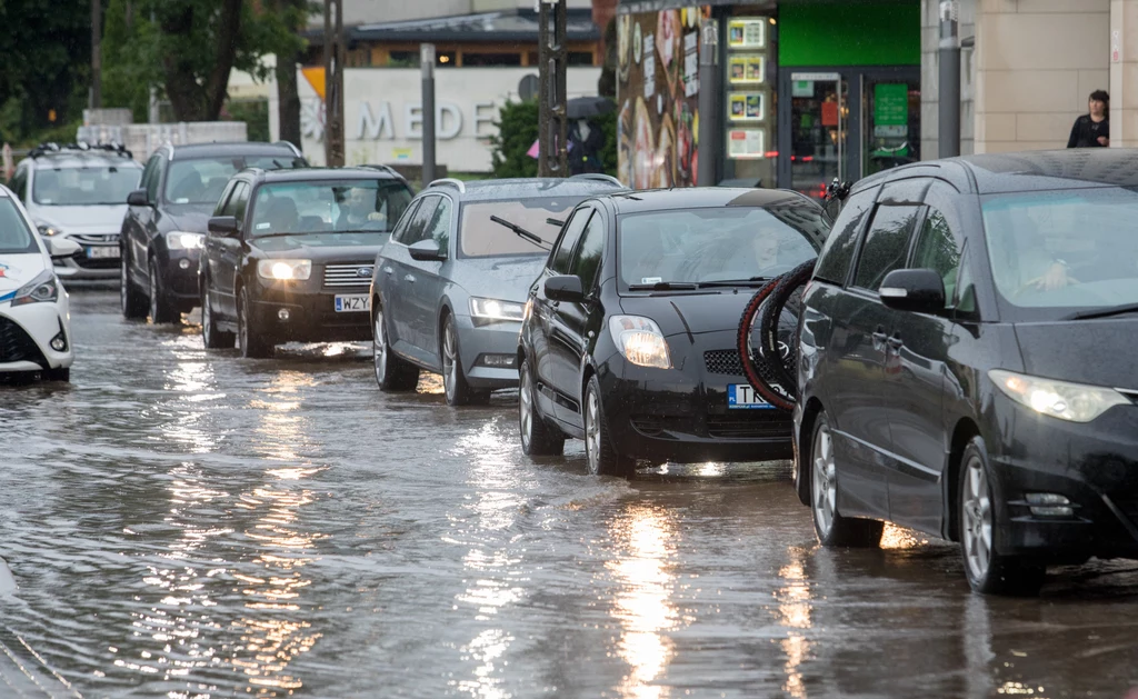 Kierzkowski zaznaczył, że z 990 zgłoszeń 960 dotyczy lokalnych podtopień, a 30 związanych jest z silnym wiatrem. Podkreślił również, że wszelkie zgłoszone podtopienia są sukcesywnie usuwane. Dodał, że chmura widoczna na radarach pogodowych jest bardzo duża i "rozciąga się od Suwałk, przechodząc ukosem przez Warszawę". Dlatego - jak zaznaczył - strażacy przygotowują się na ciężką noc i nie wykluczają, że liczba interwencji przekroczy 1,5 tys. Dla porównania, w poprzednich dniach mazowieccy strażacy mieli po ok. 300 interwencji związanych z pogodą dziennie. Kierzkowski zaznaczył, że z 990 zgłoszeń 960 dotyczy lokalnych podtopień, a 30 związanych jest z silnym wiatrem. Podkreślił również, że wszelkie zgłoszone podtopienia są sukcesywnie usuwane. Dodał, że chmura widoczna na radarach pogodowych jest bardzo duża i "rozciąga się od Suwałk, przechodząc ukosem przez Warszawę". Dlatego - jak zaznaczył - strażacy przygotowują się na ciężką noc i nie wykluczają, że liczba interwencji przekroczy 1,5 tys. Dla porównania, w poprzednich dniach mazowieccy strażacy mieli po ok. 300 interwencji związanych z pogodą dziennie.