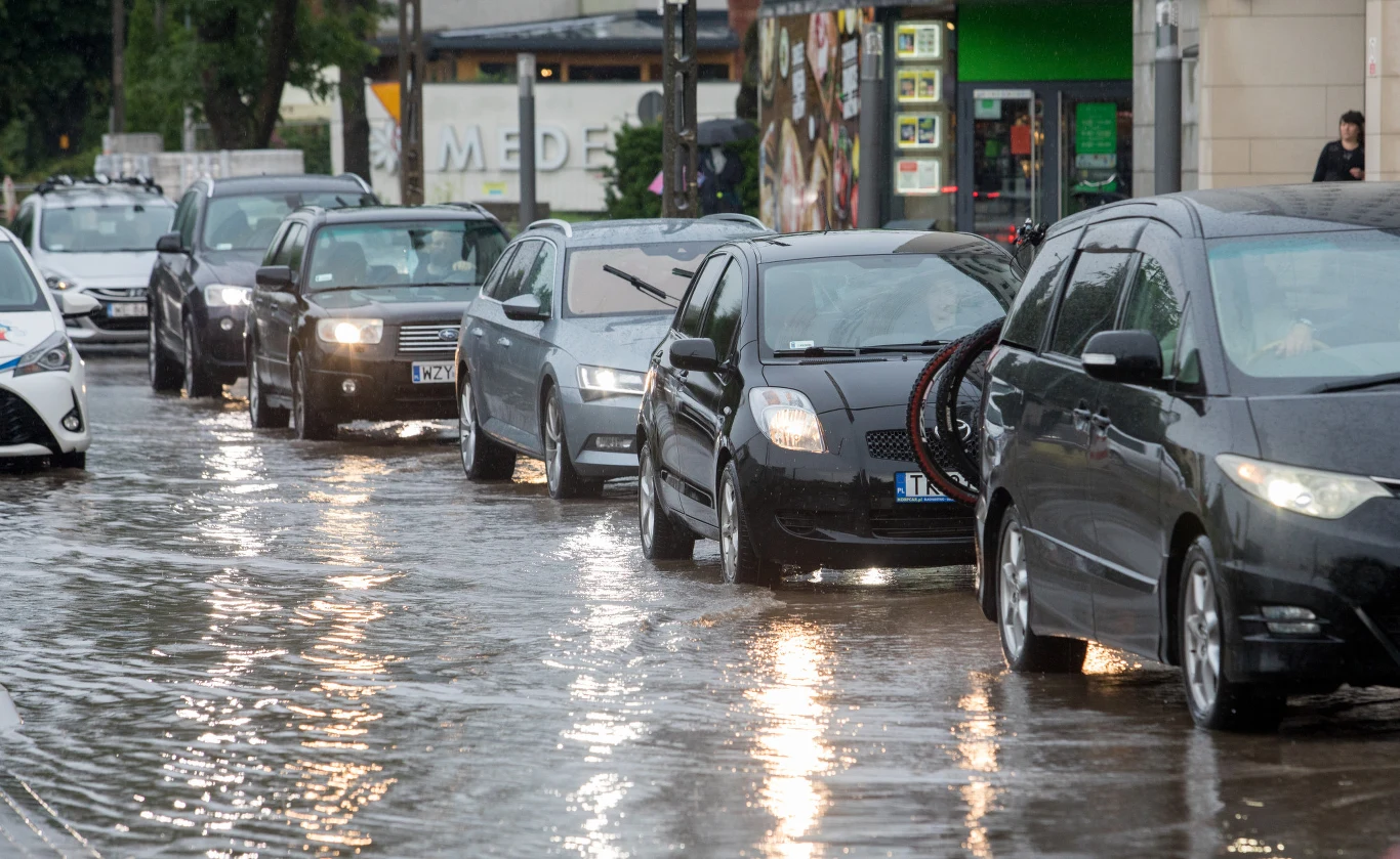 Kierzkowski zaznaczył, że z 990 zgłoszeń 960 dotyczy lokalnych podtopień, a 30 związanych jest z silnym wiatrem. Podkreślił również, że wszelkie zgłoszone podtopienia są sukcesywnie usuwane. Dodał, że chmura widoczna na radarach pogodowych jest bardzo duża i "rozciąga się od Suwałk, przechodząc ukosem przez Warszawę". Dlatego - jak zaznaczył - strażacy przygotowują się na ciężką noc i nie wykluczają, że liczba interwencji przekroczy 1,5 tys. Dla porównania, w poprzednich dniach mazowieccy strażacy mieli po ok. 300 interwencji związanych z pogodą dziennie.