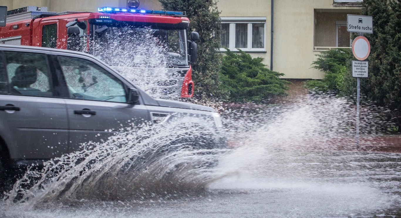 W poniedziałek w województwie mazowieckim obowiązują ostrzeżenia drugiego i trzeciego stopnia przed burzami z gradem, wydane przez Instytut Meteorologii i Gospodarki Wodnej.