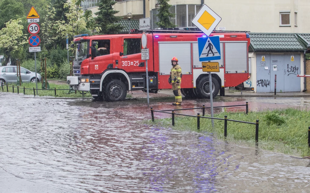 W większej części Mazowsza prognozuje się wystąpienie burz z opadami deszczu od 30 mm do 50 mm, lokalnie w przypadku kumulacji opadów do 60 mm oraz porywami wiatru do 80 km/h. Miejscami może padać grad. W większej części Mazowsza prognozuje się wystąpienie burz z opadami deszczu od 30 mm do 50 mm, lokalnie w przypadku kumulacji opadów do 60 mm oraz porywami wiatru do 80 km/h. Miejscami może padać grad.