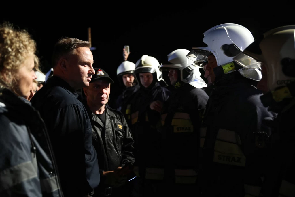 Dyrektor Regionalnego Zarządu Gospodarki Wodnej w Krakowie Małgorzata Sikora zadeklarowała podczas spotkania z prezydentem w Łapanowie, że instytucja ta jest gotowa – jak tylko otrzyma niezbędne środki - do podjęcia niezwłocznych działań w celu realizacji inwestycji w tej miejscowości. Dyrektor Regionalnego Zarządu Gospodarki Wodnej w Krakowie Małgorzata Sikora zadeklarowała podczas spotkania z prezydentem w Łapanowie, że instytucja ta jest gotowa – jak tylko otrzyma niezbędne środki - do podjęcia niezwłocznych działań w celu realizacji inwestycji w tej miejscowości.