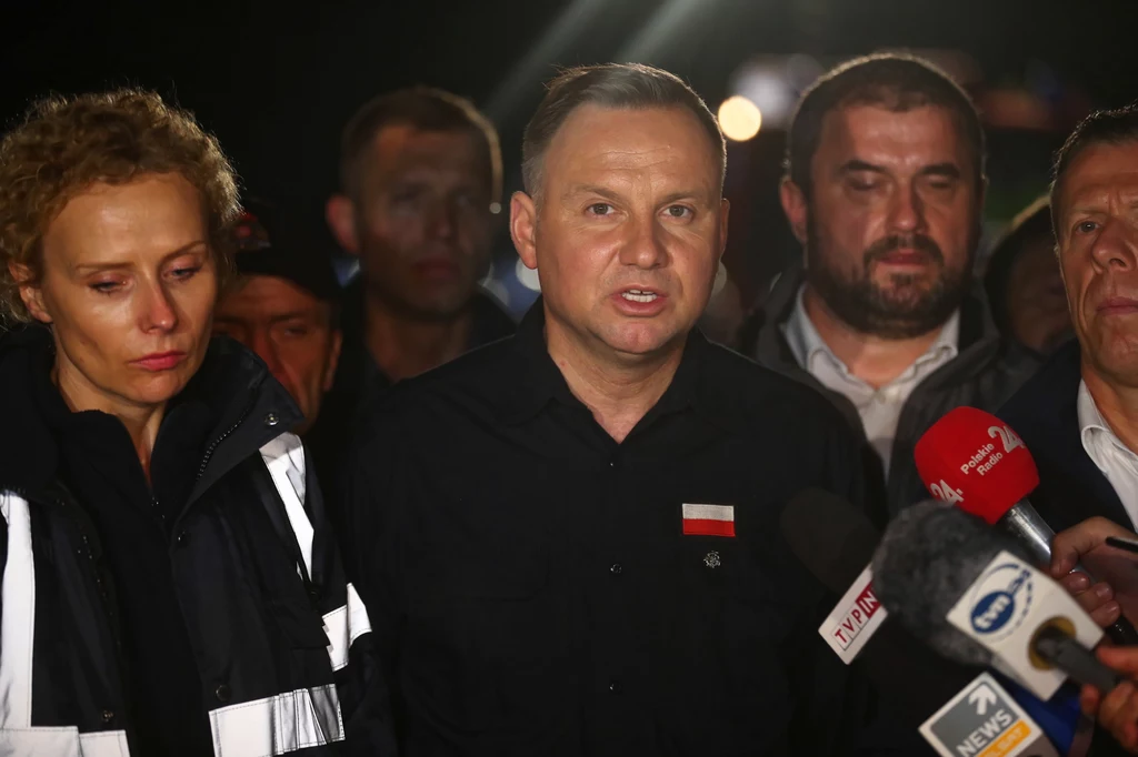 "Część domów została bardzo poważnie zalana, nie wiadomo w ogóle czy przetrwa, bo pojawiają się pęknięcia na ścianach i jest wysoce prawdopodobne, że konstrukcja została naruszona" - relacjonował prezydent Andrzej Duda, podsumowując sytuację w Łapanowie. Jak dodał, "rzeczywiście sytuacja całego szeregu rodzin jest bardzo trudna". "Centrum miasteczka zostało poważnie uszkodzone, bardzo wiele zabudowań. Woda stała, jak mówili mieszkańcy, 6 godzin zanim zdołano ją odprowadzić. Więc tych uszkodzeń jest bardzo dużo" – zaznaczył. "Część domów została bardzo poważnie zalana, nie wiadomo w ogóle czy przetrwa, bo pojawiają się pęknięcia na ścianach i jest wysoce prawdopodobne, że konstrukcja została naruszona" - relacjonował prezydent Andrzej Duda, podsumowując sytuację w Łapanowie. Jak dodał, "rzeczywiście sytuacja całego szeregu rodzin jest bardzo trudna". "Centrum miasteczka zostało poważnie uszkodzone, bardzo wiele zabudowań. Woda stała, jak mówili mieszkańcy, 6 godzin zanim zdołano ją odprowadzić. Więc tych uszkodzeń jest bardzo dużo" – zaznaczył.