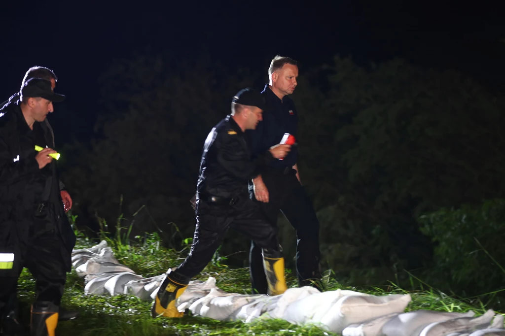 Wojewoda małopolski zapewnił, że urząd czeka na wstępne szacunki samorządów dotyczące wypłat kwot związanych z remontami i naprawami budynków. Na remont budynku lub lokalu mieszkalnego można uzyskać zasiłek do 20 tys. zł, natomiast na odbudowę budynku lub lokalu mieszkalnego wsparcie finansowe może wynieść do 200 tys. zł. W przypadku budynków gospodarczych służących zaspokajaniu niezbędnych potrzeb osoby, rodziny wysokość pomocy wynosi maksymalnie do 100 tys. zł, niezależnie od liczby uszkodzonych obiektów. Wojewoda małopolski zapewnił, że urząd czeka na wstępne szacunki samorządów dotyczące wypłat kwot związanych z remontami i naprawami budynków. Na remont budynku lub lokalu mieszkalnego można uzyskać zasiłek do 20 tys. zł, natomiast na odbudowę budynku lub lokalu mieszkalnego wsparcie finansowe może wynieść do 200 tys. zł. W przypadku budynków gospodarczych służących zaspokajaniu niezbędnych potrzeb osoby, rodziny wysokość pomocy wynosi maksymalnie do 100 tys. zł, niezależnie od liczby uszkodzonych obiektów.
