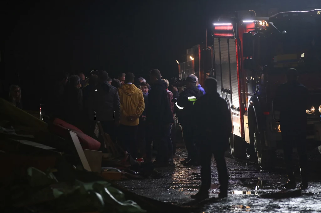 "Miejmy nadzieję, że za trzy, cztery lata spotkamy się tutaj na odbiorze inwestycji tak, aby bezpieczeństwo Łapanowa przynajmniej na pierwszym etapie było zagwarantowane. Dla pełnej ochrony przeciwpowodziowej są jeszcze potrzebne zbiorniki suche" - zaznaczyła dyrektor. "Miejmy nadzieję, że za trzy, cztery lata spotkamy się tutaj na odbiorze inwestycji tak, aby bezpieczeństwo Łapanowa przynajmniej na pierwszym etapie było zagwarantowane. Dla pełnej ochrony przeciwpowodziowej są jeszcze potrzebne zbiorniki suche" - zaznaczyła dyrektor.