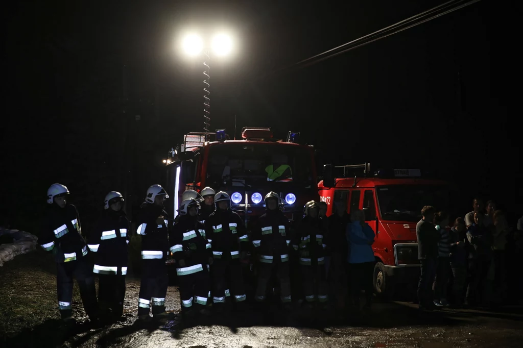 Według niego, "niestety problem może mieć charakter cykliczny". "I w związku z tym nie można dopuścić do tego, żeby to trwało". Poinformował, że dyrekcja Wód Polskich szacuje koszt realizacji tego typu inwestycji na co najmniej 15 milionów złotych. Według niego, "niestety problem może mieć charakter cykliczny". "I w związku z tym nie można dopuścić do tego, żeby to trwało". Poinformował, że dyrekcja Wód Polskich szacuje koszt realizacji tego typu inwestycji na co najmniej 15 milionów złotych.