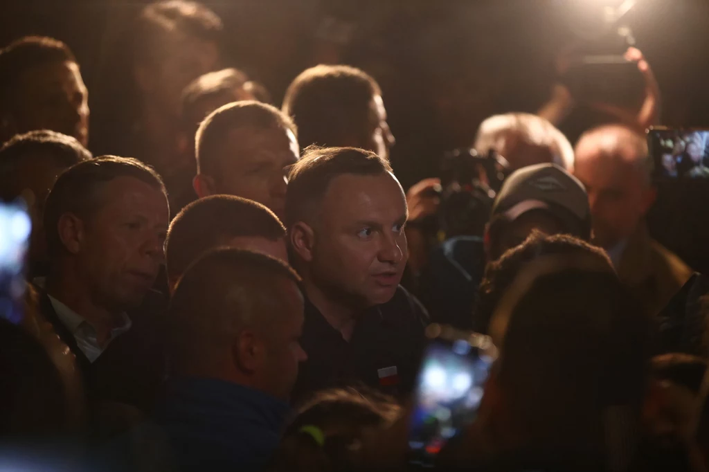 Jak dodał, "problem polega na tym, że gmina absolutnie nie dysponuje środkami na to, żeby tutaj przeprowadzić inwestycję w wały". "Wody Polskie też nie mają w tym momencie środków, żeby tutaj tę inwestycję przeprowadzić, i ja się zobowiązałem, że zwrócę się do pana premiera, żeby przekazał tutaj środki" - powiedział prezydent. Jak dodał, "problem polega na tym, że gmina absolutnie nie dysponuje środkami na to, żeby tutaj przeprowadzić inwestycję w wały". "Wody Polskie też nie mają w tym momencie środków, żeby tutaj tę inwestycję przeprowadzić, i ja się zobowiązałem, że zwrócę się do pana premiera, żeby przekazał tutaj środki" - powiedział prezydent.