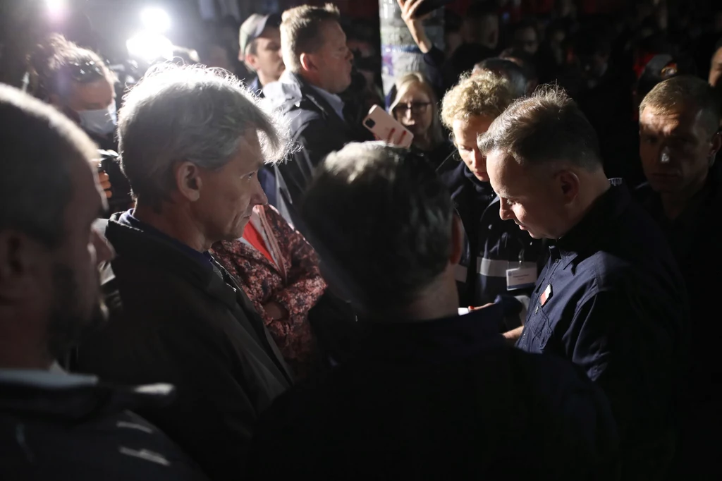 Wojewoda małopolski Piotr Ćwik zapewnił, że urząd który został zobowiązany przez prezydenta, niezwłocznie przystąpił do wypłacania środków na wsparcie dla poszkodowanych mieszkańców Łapanowa. Pomoc w formie zasiłku celowego na zabezpieczenie najpilniejszych potrzeb w związku z koniecznością usuwania skutków zdarzeń mających znamiona klęski żywiołowej przyznawana jest w kwotach do 6 tys. zł. Wojewoda małopolski Piotr Ćwik zapewnił, że urząd który został zobowiązany przez prezydenta, niezwłocznie przystąpił do wypłacania środków na wsparcie dla poszkodowanych mieszkańców Łapanowa. Pomoc w formie zasiłku celowego na zabezpieczenie najpilniejszych potrzeb w związku z koniecznością usuwania skutków zdarzeń mających znamiona klęski żywiołowej przyznawana jest w kwotach do 6 tys. zł.