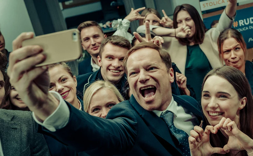 "Do polityki mi daleko" - powiedział w rozmowie z Interią Maciej Stuhr tuż po premierze "Hejtera". Jednak jego wpisy w mediach społecznościowych nie stronią od komentowania wydarzeń politycznych w naszym kraju. Czy nie boi się hejtu? "Moja żona się boi. Ja odkładam to myślenie na bok. Gdy czuję, że coś trzeba zrobić lub powiedzieć, żadna siła mnie nie powstrzyma. Nawet zdrowy rozsądek. Niektóre rzeczy muszą zostać powiedziane" - mówi aktor.

Na zdjęciu: Maciej Stuhr w filmie "Sala samobójców. Hejter"