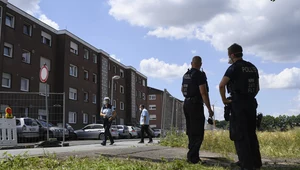 Na zdj. policjanci przed mieszkaniami pracowników rzeźni Toennies podczas ich kwarantanny