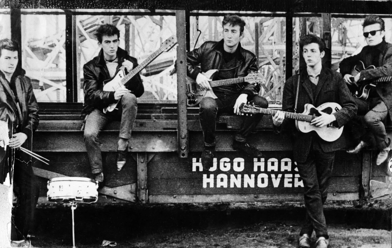 W końcu Stuart (na zdjęciu pierwszy z prawej) podjął decyzję o końcu współpracy z The Beatles. Postanowił zamieszkać w Hamburgu, gdzie dostał się do Hamburg College of Art i mógł kontynuować przygodę z malarstwem pod okiem Eduardo Paolozziego. "Spojrzałem na Stu. Zależało mi na tym, aby powiedział mi prawdę. On powiedziałby, czy coś jest dobre, czy nie. Byliśmy czasem dla niego okropni. Zwłaszcza Paul, który zawsze się go czepiał. Kiedyś musiałem tłumaczyć, że my go lubiliśmy" - tłumaczył John Lennon. 