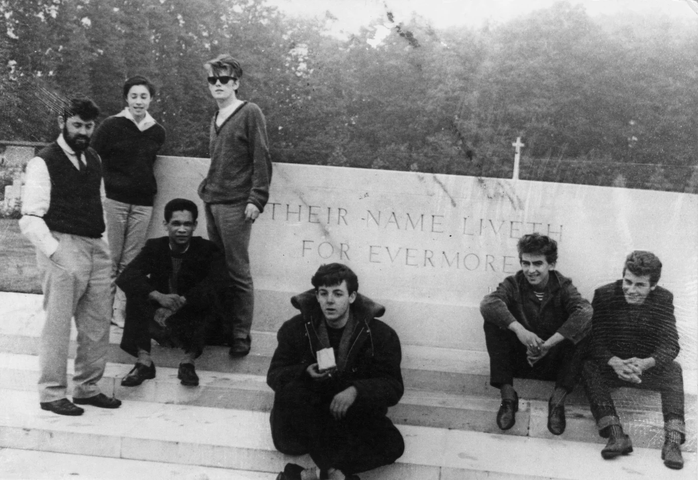 Był rok 1959, a skład w tym czasie nazywał się The Quarrymen. To właśnie nowy basista w zespole stwierdził, że grupie potrzeba zupełnie innej nazwy. Zaproponował "Beetles", co miało być ukłonem w stronę twórczości Buddy'ego Holly'ego i Crickets, których uwielbiali wszyscy w zespole. W kolejnych miesiącach grupa ewoluowała od Silver Beatles, przez The Silver Beatles, aż w końcu stanęło na The Beatles. Jak można było się spodziewać, Sutcliffe (na zdjęciu w okularach przeciwsłonecznych) mocno odstawał od swoich kolegów, jeżeli chodzi o umiejętności. "Nie był dobrym muzykiem. Właściwie to nie był muzykiem do czasu, aż nie kupił gitary basowej. Wziął kilka lekcji, ćwiczył... To wszystko było bardzo szarpane, ale wtedy nie miało to znaczenia, ponieważ wyglądał fajnie" - opowiadał George Harrison. Sutcliffe nie był również pierwszym wokalem. Niedoświadczony muzyk rzadko stawał przed mikrofonem, a kiedy to robił, brał się najczęściej za utwory Elvisa Presleya. Po mniej lub bardziej udanych próbach, zespół do swojego składu dokooptował perkusistę Pete'a Besta, a następnie wyruszył do Hamburga, gdzie The Beatles zagrali małą trasę koncertową, w trakcie której szkolili swoje umiejętności. 