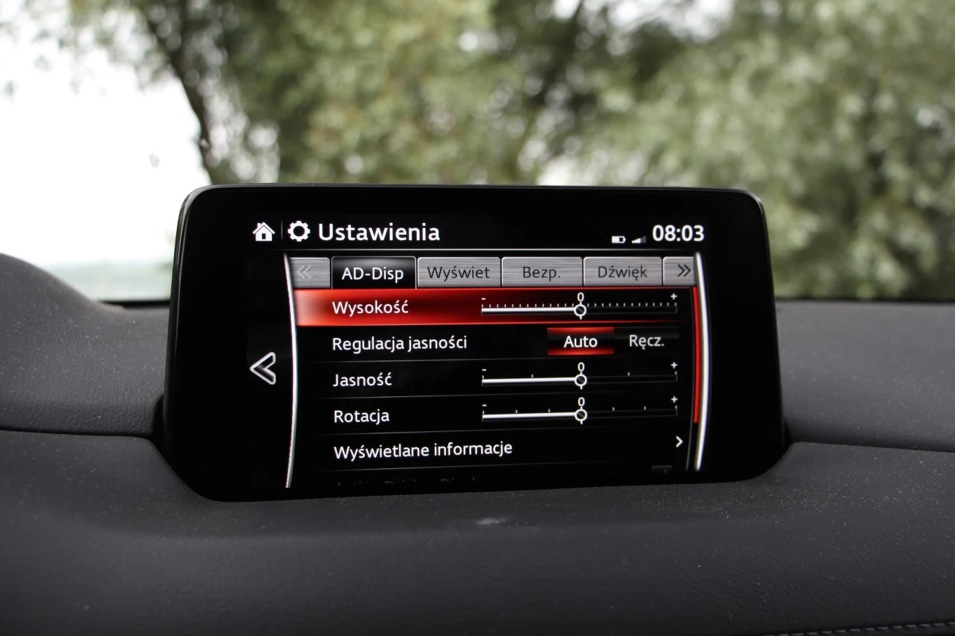 AD-Disp - kto się domyślił, że chodzi o ustawienia wyświetlacza head-up? Ekran multimediów można obsługiwać dotykowo, ale tylko na postoju.