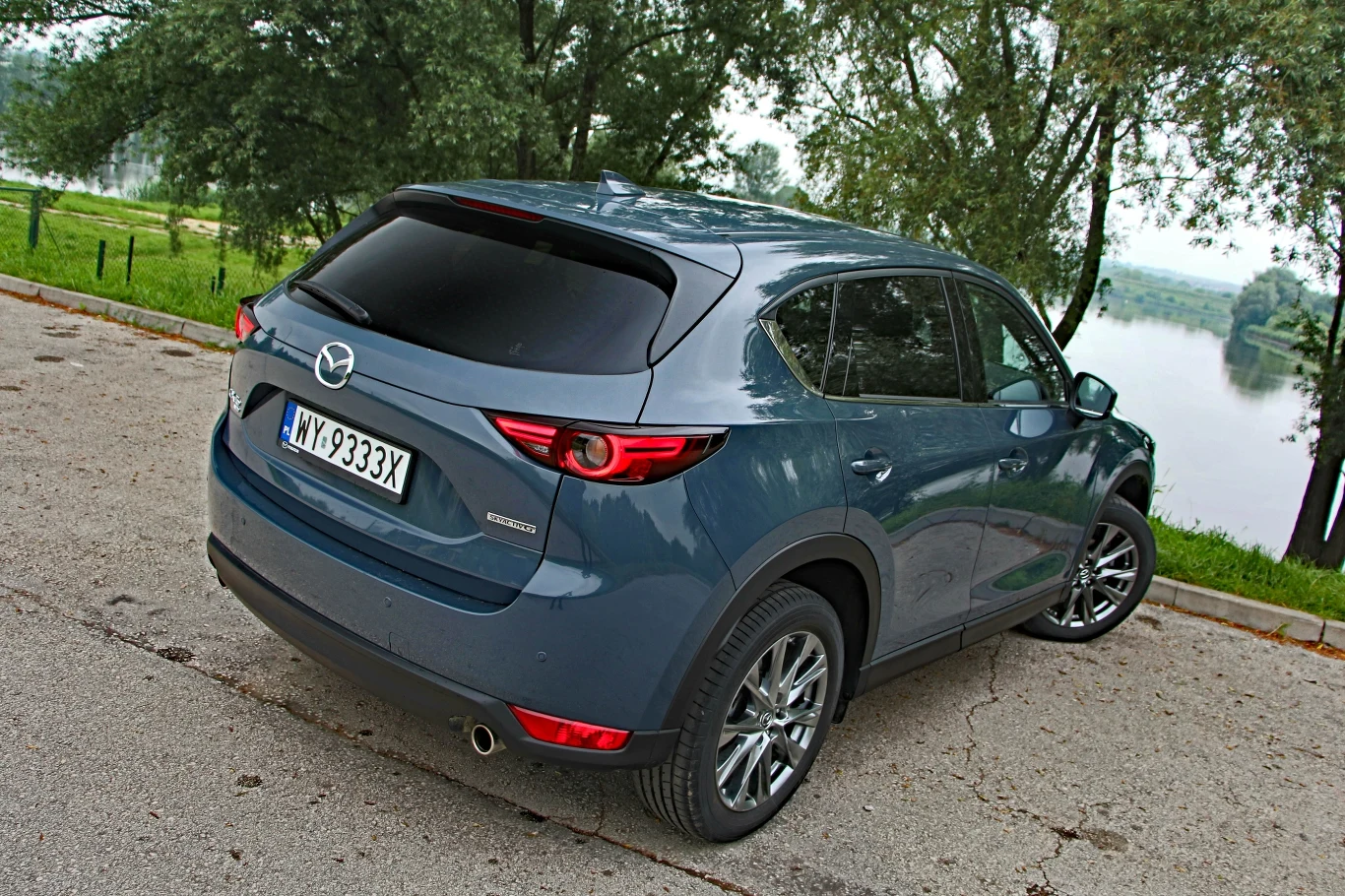 Ceny Mazdy CX-5 zaczynają się od 113 900 zł, a testowana, kompletnie wyposażona odmiana to już wydatek 201 900 zł. Tyle samo zapłacimy za diesla o mocy 184 KM w najdroższej specyfikacji.