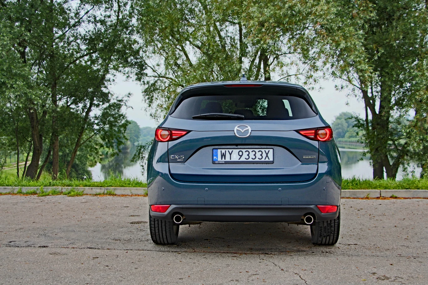 Proporcje auta tego nie oddają, ale CX-5 ma aż 190 cm szerokości. Wysokość też jest niezła i wynosi 168 cm.