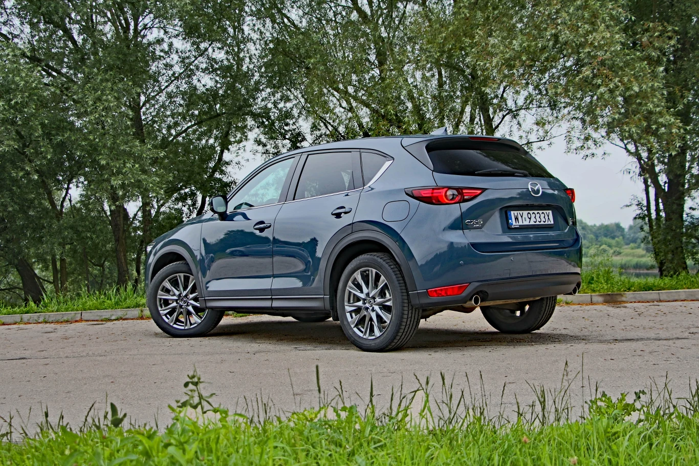 Mazda CX-5 nieszczególnie nadaje się w teren, ale ma niezły jak na SUVa prześwit, wynoszący 193 mm. Napęd na wszystkie koła występuje w każdej wersji silnikowej, ale w "benzyniakach" zawsze wymaga dopłaty.