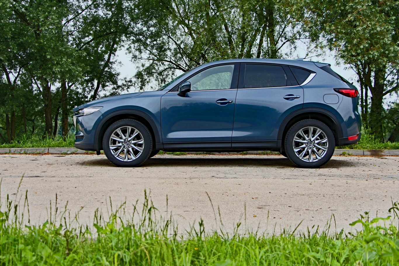 Długi, opadający przód i krótki, zwarty tył - CX-5 ma przyjemne proporcje. Długość tego SUVa wynosi 455 cm, a jego rozstaw osi to niezłe 270 cm.