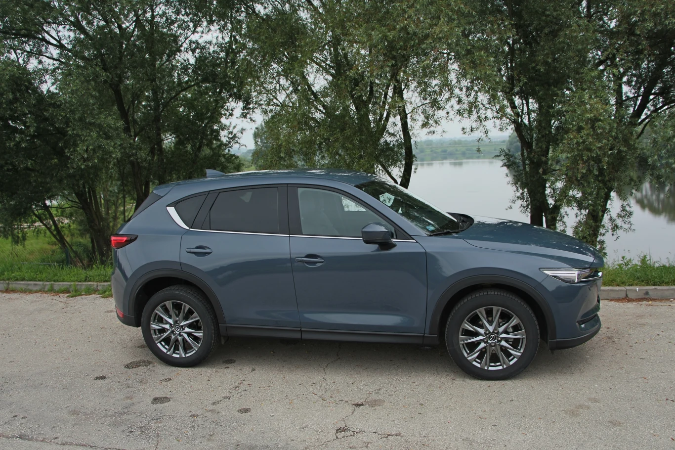 W opinii wielu osób Mazda najlepiej wygląda w czerwieni. Ale ciekawym i niepowtarzalnym lakierem jest także ten, który pokrywał testowane auto - Polymetal Metallic.