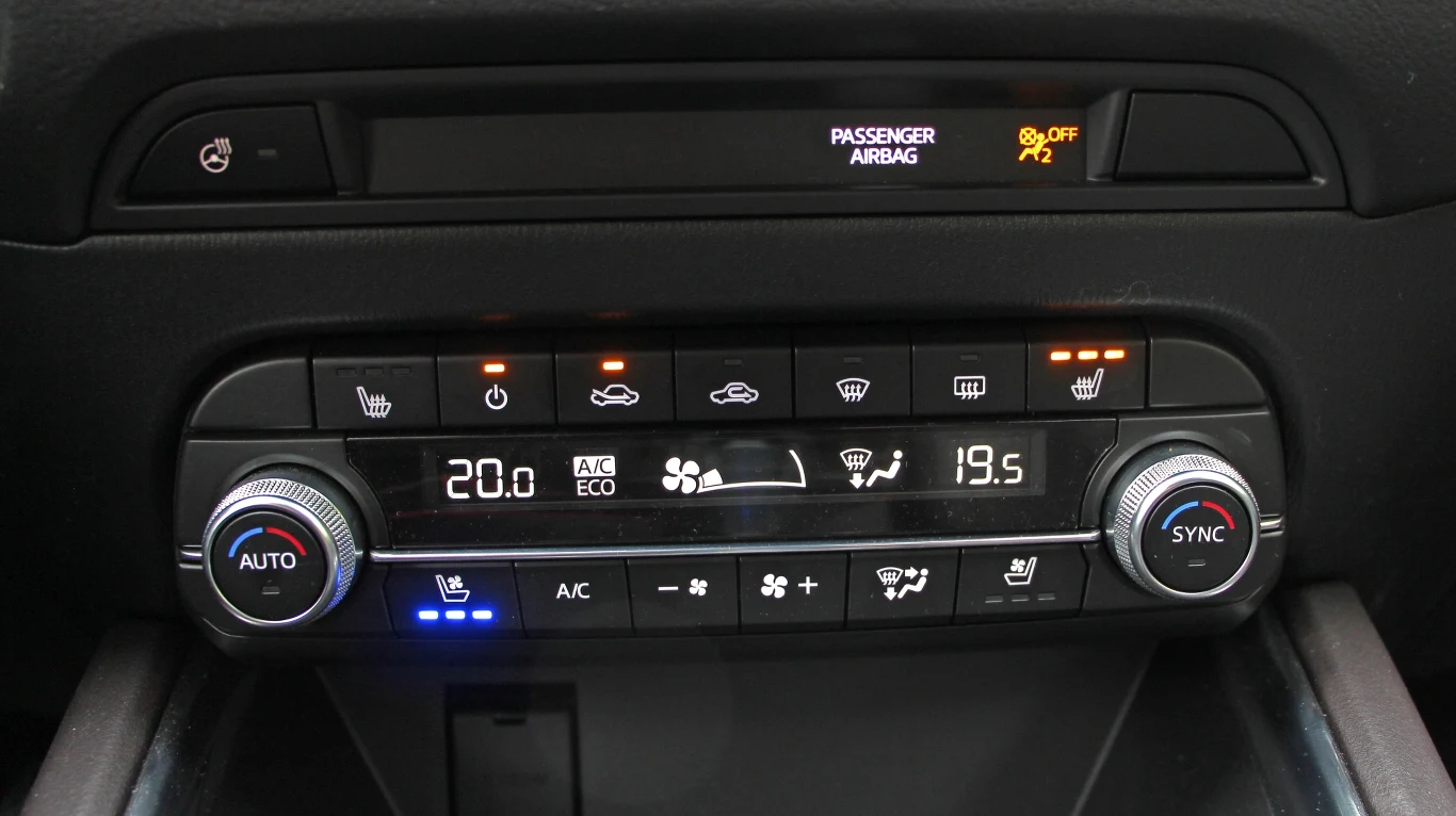 Prosty i czytelny panel dwustrefowej klimatyzacji automatycznej. Ogrzewanie foteli i kierownicy jest seryjne w każdej wersji, poza bazową. Wentylację foteli otrzymamy w dwóch najbogatszych wersjach.