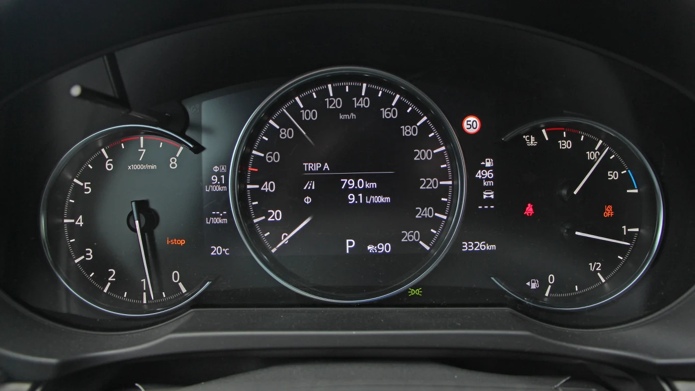 Mazda oferuje jedynie częściowo "wirtualne" zegary. Na ekranie wyświetlany jest tylko prędkościomierz oraz komputer pokładowy. Nie ma możliwości wybrania innego sposobu prezentowania wskazań.