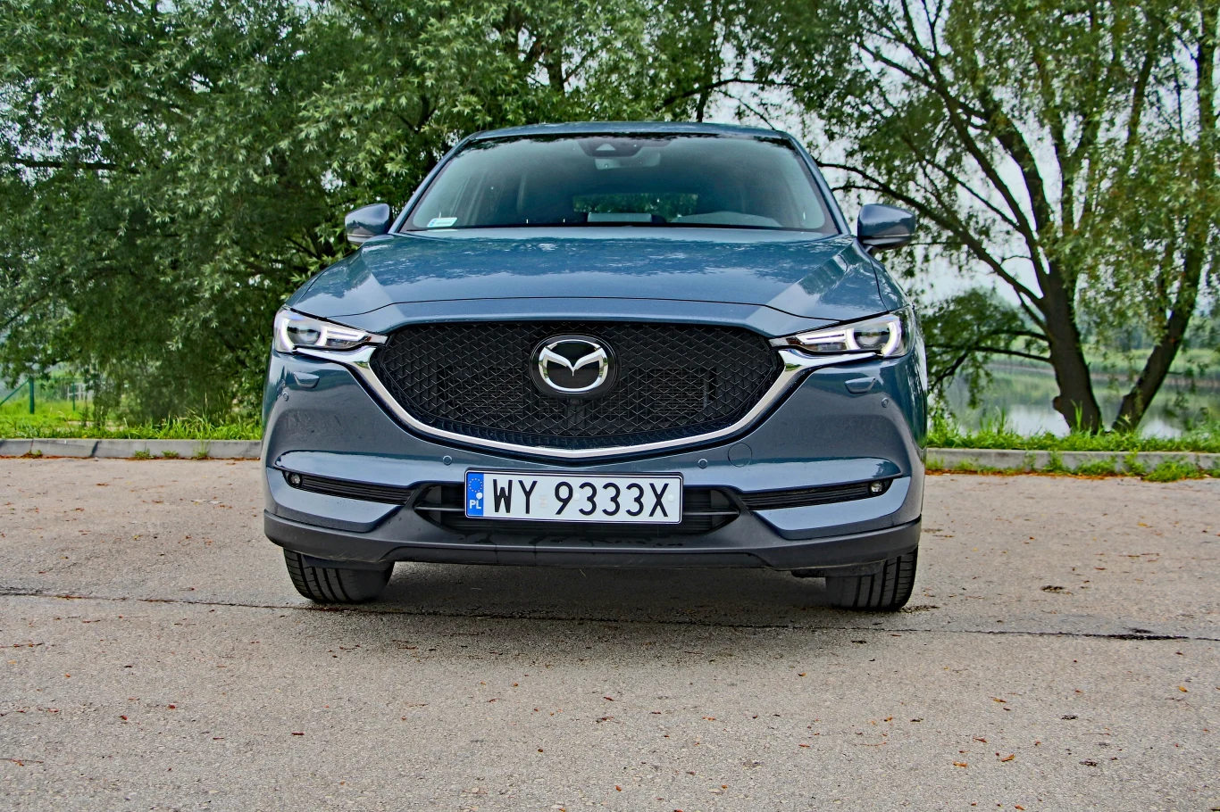 Wielki grill ozdobiony chromowaną listwą, wcinającą się pod nieduże reflektory - Mazda wpisuje się trochę w modę na duże atrapy chłodnicy, ale robi to, zachowując swój niepowtarzalny styl.