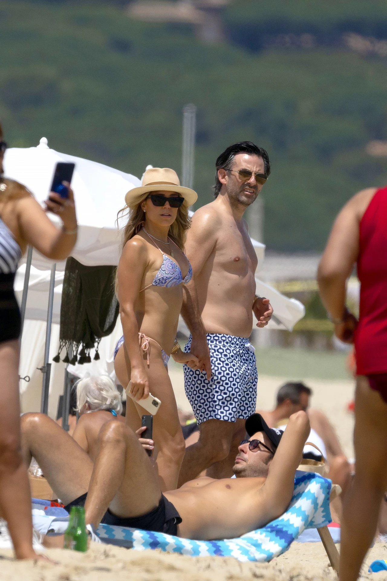 Mimo przymusowej zmiany planów, Sylvie i Niclas zdają się zachowywać dobry nastrój. Wystarczy popatrzeć na zdjęcia, które niedawno zrobili im paparazzi na plaży w Saint Tropez. Mimo przymusowej zmiany planów, Sylvie i Niclas zdają się zachowywać dobry nastrój. Wystarczy popatrzeć na zdjęcia, które niedawno zrobili im paparazzi na plaży w Saint Tropez.