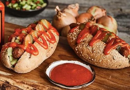 ​Wegańskie hot dogi z domowymi kiełbaskami "pepperoni"i salsą z sera naciowego i papryki