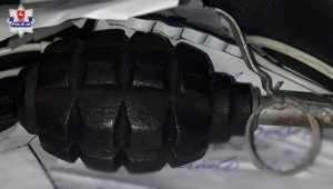 Uzbrojony w granat i pistolet przyszedł do babci po pieniądze