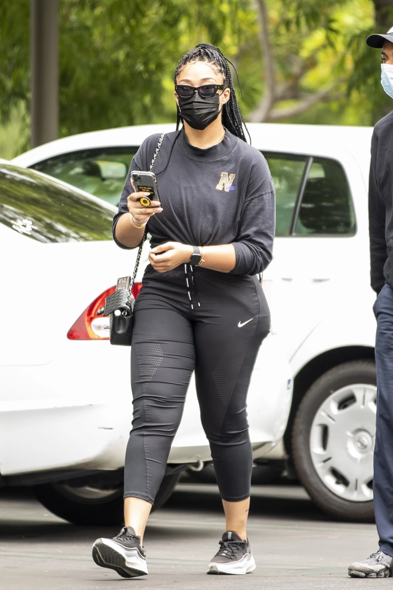 Paparazzi zrobili jej zdjęcia, gdy miała na sobie bardzo dopasowane spodnie i krótką, sportową bluzę. Niestety, strój podkreślił wszystkie mankamenty sylwetki Jordyn. Paparazzi zrobili jej zdjęcia, gdy miała na sobie bardzo dopasowane spodnie i krótką, sportową bluzę. Niestety, strój podkreślił wszystkie mankamenty sylwetki Jordyn.