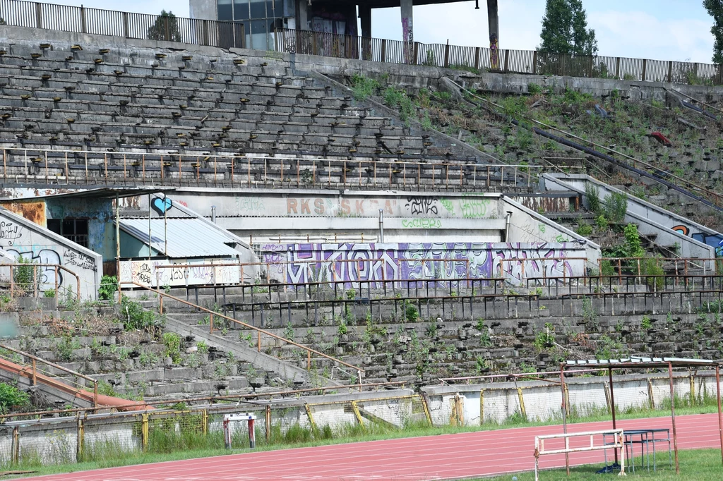 Nieczynny obecnie stadion lekkoatletyczny Skra Warszawa zbudowany został w latach 1948-53. Przez wiele lat odbywały się tam znaczące imprezy lekkoatletyczne z udziałem m.in. Ireny Szewińskiej czy Bronisława Malinowskiego, a nawet koncerty, jak np. koncert zespołu Boney M w 1979 r. Tereny wokół stadionu były też w latach miejscem słynnego zwłaszcza w latach 80. bazaru. Nieczynny obecnie stadion lekkoatletyczny Skra Warszawa zbudowany został w latach 1948-53. Przez wiele lat odbywały się tam znaczące imprezy lekkoatletyczne z udziałem m.in. Ireny Szewińskiej czy Bronisława Malinowskiego, a nawet koncerty, jak np. koncert zespołu Boney M w 1979 r. Tereny wokół stadionu były też w latach miejscem słynnego zwłaszcza w latach 80. bazaru.