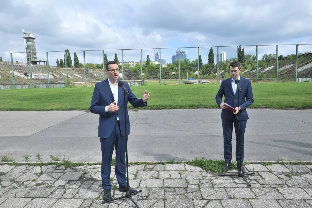 "Wyciągamy rękę do Rafała Trzaskowskiego i prosimy o przekazanie tego stadionu, bo za rok ten stadion, Skra Warszawa, będzie przeżywał piękny jubileusz 100-lecia i na to 100-lecie chcemy wykonać remont za pana Rafała Trzaskowskiego i my ten remont wykonamy, tylko jeśli Miasto Stołeczne Warszawa przekaże ten piękny stadion z tradycjami, który był dumą polskich sportowców" - powiedział szef rządu podczas konferencji. "Wyciągamy rękę do Rafała Trzaskowskiego i prosimy o przekazanie tego stadionu, bo za rok ten stadion, Skra Warszawa, będzie przeżywał piękny jubileusz 100-lecia i na to 100-lecie chcemy wykonać remont za pana Rafała Trzaskowskiego i my ten remont wykonamy, tylko jeśli Miasto Stołeczne Warszawa przekaże ten piękny stadion z tradycjami, który był dumą polskich sportowców" - powiedział szef rządu podczas konferencji.
