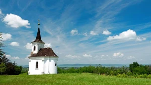Resort finansów tak się "zapędził" w rozszerzaniu podatku od nieruchomości, że może nim obciążyć także przydrożne krzyże, figurki świętych i kapliczki - informuje wtorkowy "Puls Biznesu"
