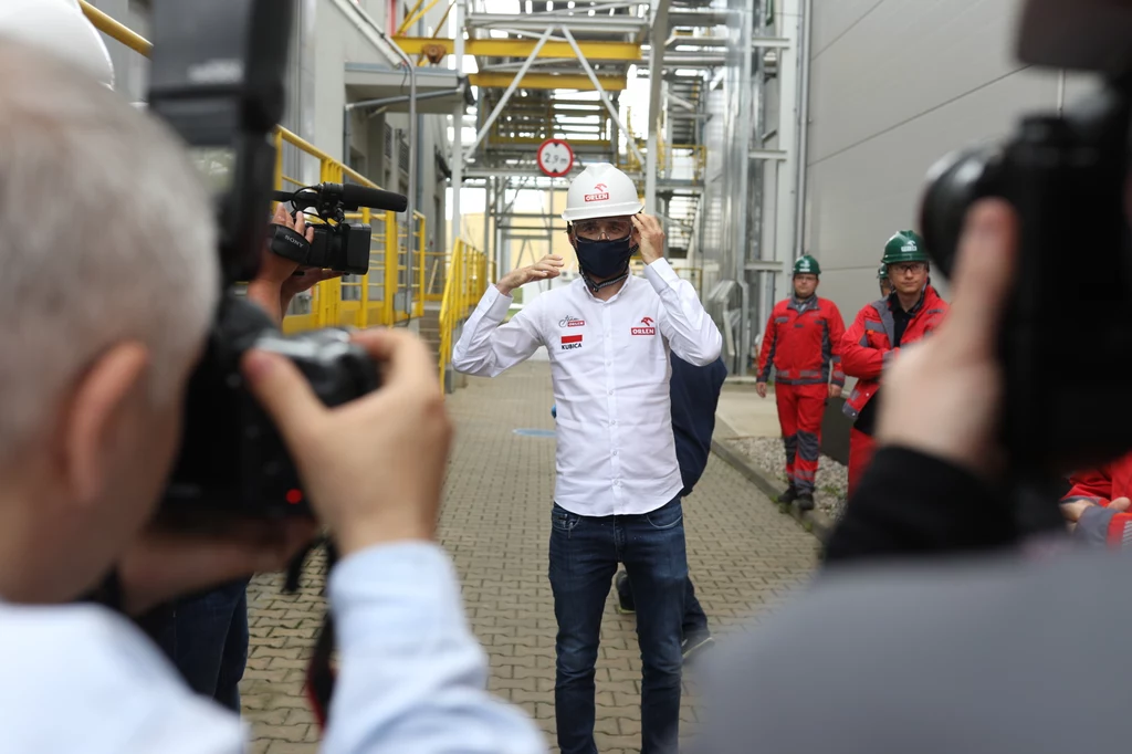 Kierowca wyścigowy Robert Kubica podczas spotkania z pracownikami niektórych instalacji w Zakładach Rafineryjnych i Petrochemicznych w Płocku, należących do PKN Orlen Kierowca wyścigowy Robert Kubica podczas spotkania z pracownikami niektórych instalacji w Zakładach Rafineryjnych i Petrochemicznych w Płocku, należących do PKN Orlen
