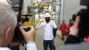 Kierowca wyścigowy Robert Kubica podczas spotkania z pracownikami niektórych instalacji w Zakładach Rafineryjnych i Petrochemicznych w Płocku, należących do PKN Orlen