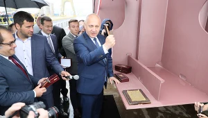 Joachim Brudziński wbija stępkę pod budowę portu w Szczecinie
