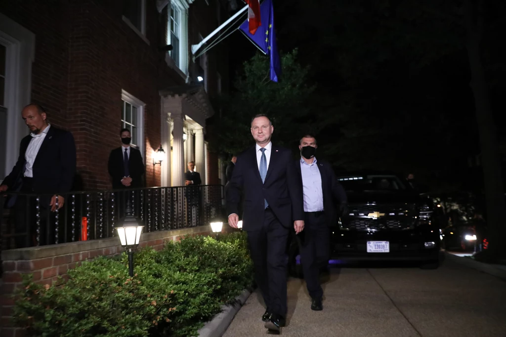 Prezydent we wtorek późnym wieczorem lokalnego czasu (23 czerwca) przyleciał do Waszyngtonu, gdzie w środę spotka się w Białym Domu z prezydentem USA Donaldem Trumpem. Odbędą się też rozmowy obu delegacji. Prezydent we wtorek późnym wieczorem lokalnego czasu (23 czerwca) przyleciał do Waszyngtonu, gdzie w środę spotka się w Białym Domu z prezydentem USA Donaldem Trumpem. Odbędą się też rozmowy obu delegacji.
