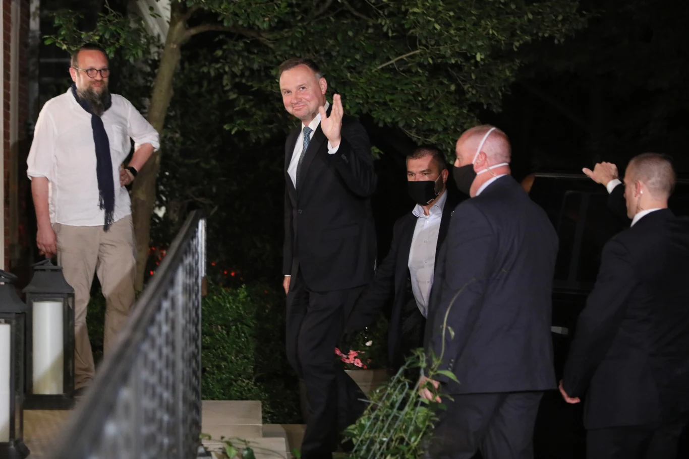 Jak zaznaczył, chodzi także o współpracę medyczną. Wskazywał, że dwa miesiące temu podczas rozmowy telefonicznej z Trumpem mówił o tym, że chciałby, aby polscy naukowcy współpracowali z naukowcami ze Stanów Zjednoczonych w opracowaniu szczepionki przeciwko koronawirusowi. "Na pewno będziemy mieli dobre spotkania, bardzo merytoryczne, w bardzo mocnej reprezentacji" – zapewnił. 