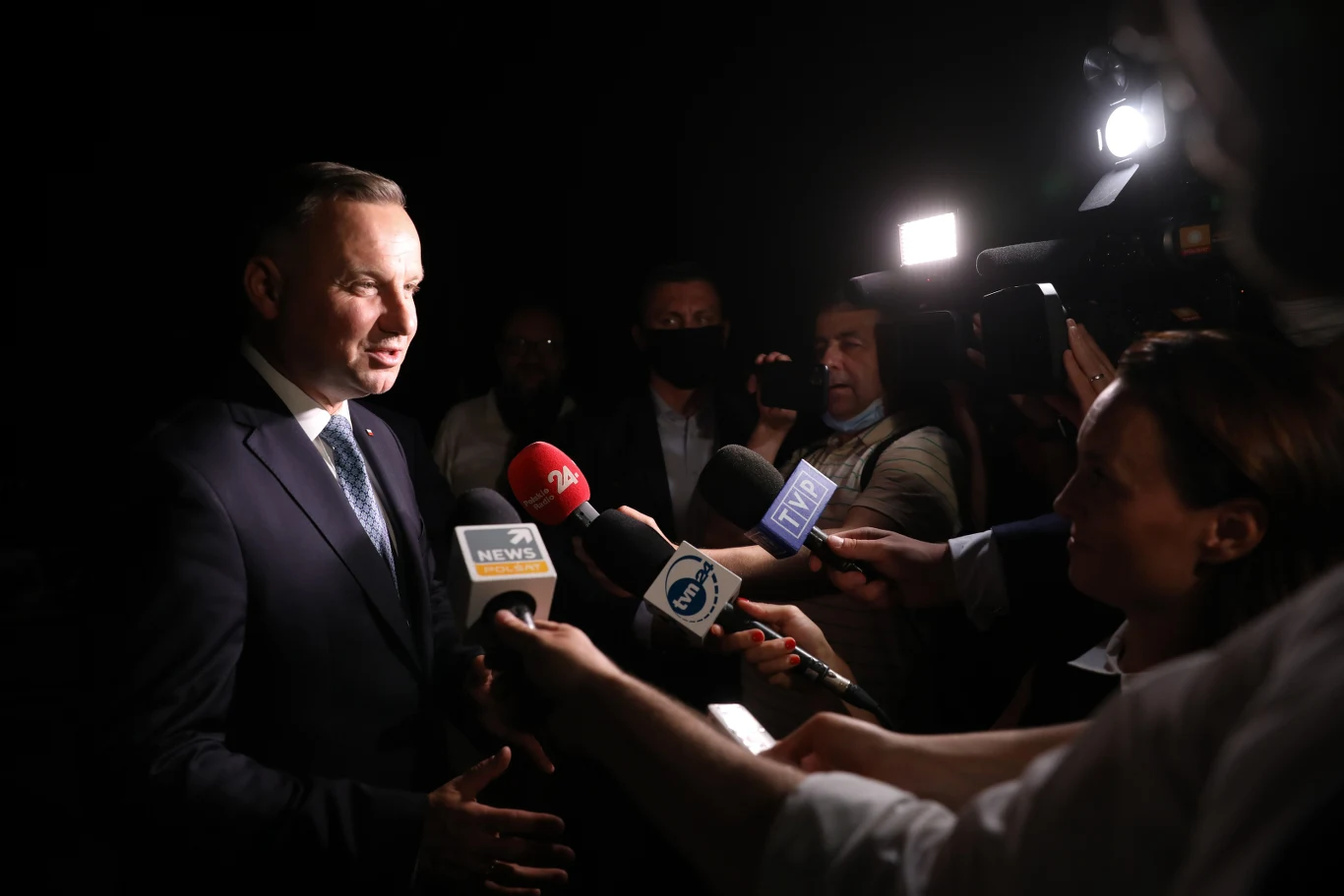 Andrzej Duda po przylocie zatrzymał się w Rezydencji Ambasadora RP w Waszyngtonie. Zapytany przez polskich dziennikarzy o to, jakie są jego oczekiwania wobec spotkania z prezydentem Stanów Zjednoczonych, Andrzej Duda zaznaczył, że zaproszenie go do Białego Domu przez prezydenta Trumpa to dobra wiadomość przede wszystkim dla Polski, bo oznacza, że nasz sojusz ze Stanami Zjednoczonymi jest w USA traktowany bardzo poważnie. "Jestem pierwszym prezydentem, który został zaproszony na bezpośrednie spotkanie z panem prezydentem Trumpem po przerwie w bezpośredniej polityce międzynarodowej, która była spowodowana pandemią koronawirusa" – dodał.