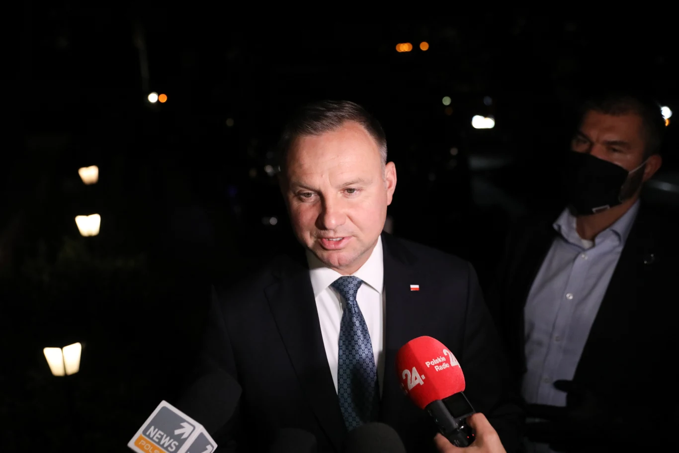 Andrzej Duda wyraził satysfakcję, że środowe spotkanie będzie okazją do wzmocnienia więzi sojuszniczych, budowania dalej relacji ze Stanami Zjednoczonymi. "Przede wszystkim więzi gospodarczych. Mówimy tutaj o inicjatywie Trójmorza, w którą USA są zaangażowane i która leży w ścisłym zainteresowaniu prezydenta Donalda Trumpa" – mówił. 