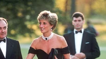 W 1994 roku wszyscy mówili o śmiałej kreacji Christiny Stambolian, nazywanej "sukienką zemsty". Diana wspomnianą "małą czarną" miała w szafie od trzech lat, jednak zdecydowała się w niej wystąpić w szczególnym momencie. Mowa o dniu, w którym książę Karol przyznał się do zdrady i romansu z Camillą Parker-Bowles. 