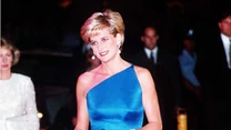 Piorunujące wrażenie zrobił też nowoczesny "total look" od Versace. Satynową, niebieską suknię księżna włożyła w 1996 roku.