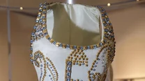 Również Versace jest autorem białej sukni ze złotymi aplikacjami nawiązującymi do logo włoskiego domu mody. Księżna miała na sobie tę kreację w 1991 roku, podczas sesji do magazynu Harper’s Bazaar.